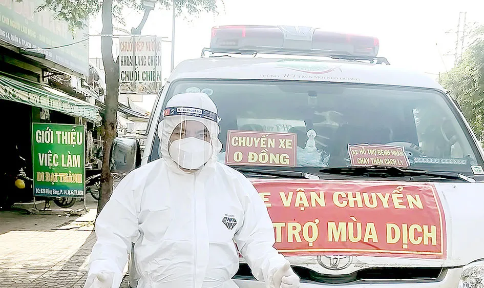 Anh Trần Phước Hòa và chiếc xe chở bệnh nhân chạy thận
