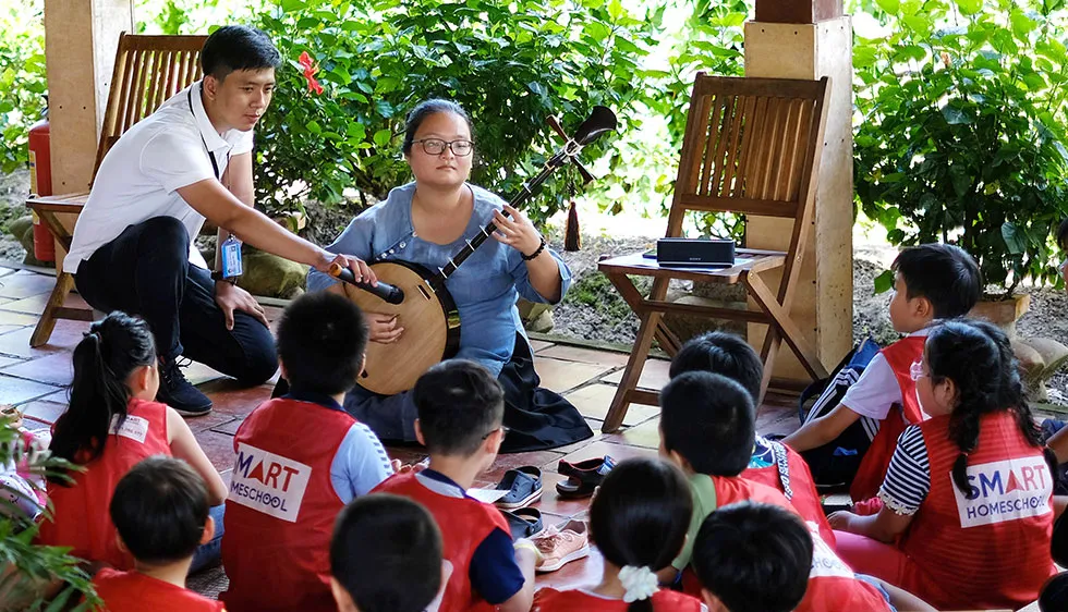 Lục Phạm Quỳnh Nhi trong một buổi trò chuyện về cổ nhạc (ảnh chụp trước khi dịch bệnh bùng phát trong cộng đồng)