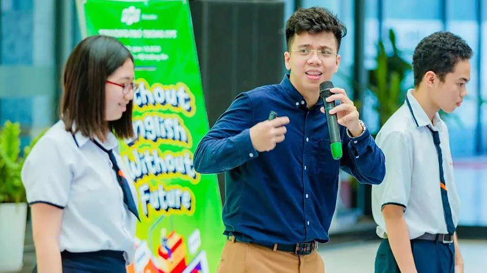Thầy giáo Nguyễn Thái Dương trong một chương trình tại trường học (Ảnh chụp trong những ngày dịch Covid-19 chưa ảnh hưởng tới cộng đồng)