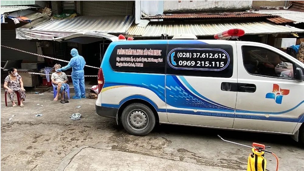 Nhóm của bác sĩ Trần Văn Dương nhận tư vấn và khám bệnh miễn phí