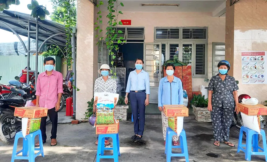 UBND phường Vĩnh Phú, TP Thuận An, tỉnh Bình Dương tặng quà cho gia đình khó khăn ở trong khu vực phong tỏa