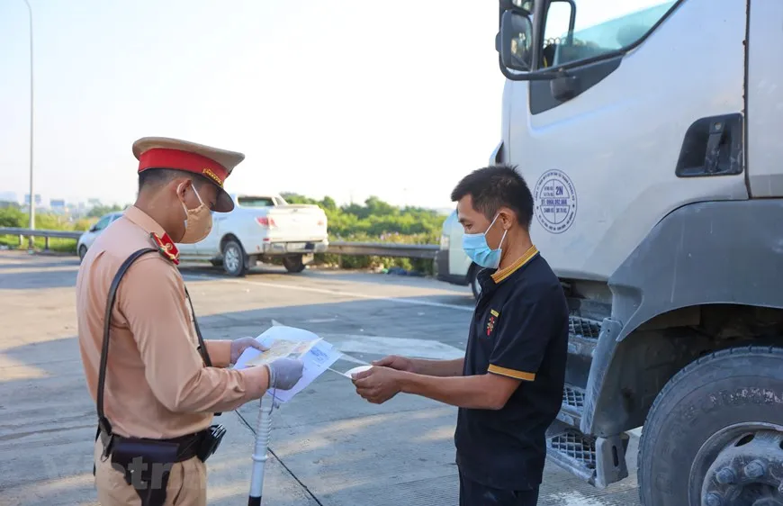 Còn địa phương kiểm tra giấy xét nghiệm lái xe trên “luồng xanh”