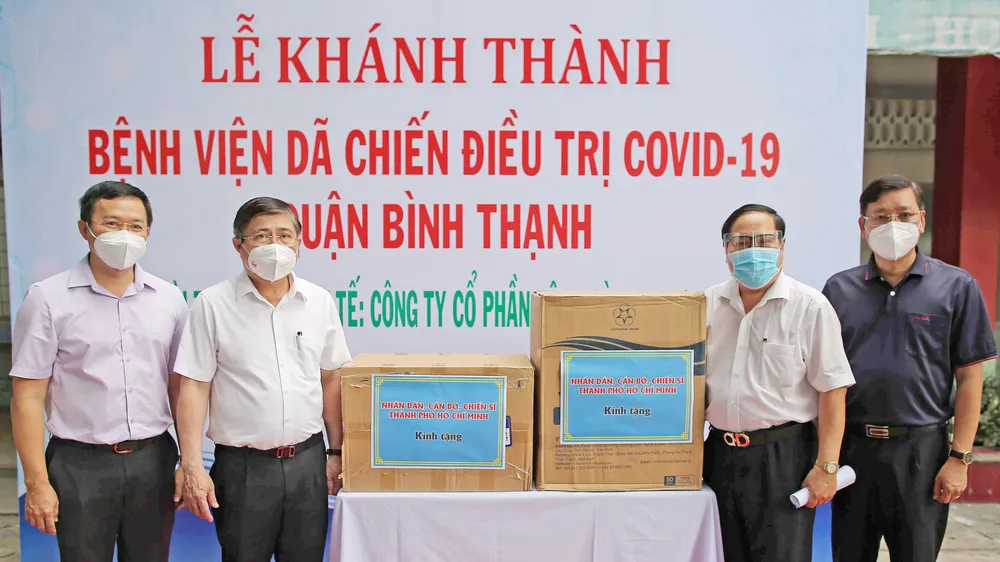 Chủ tịch UBND TPHCM Nguyễn Thành Phong thăm, tặng quà bệnh viện dã chiến điều trị Covid-19 quận Bình Thạnh. Ảnh: DŨNG PHƯƠNG