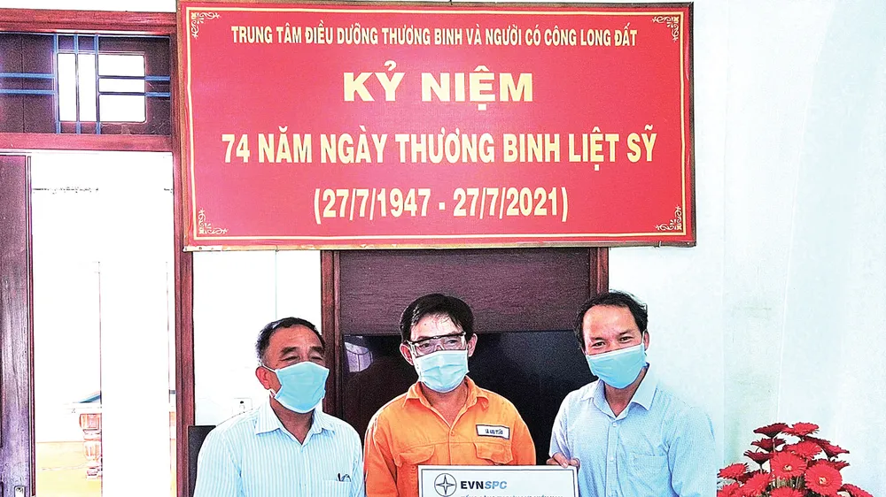 Đại diện ngành điện miền Nam tặng quà tại Trung tâm điều dưỡng Thương binh và Người có công Long Đất