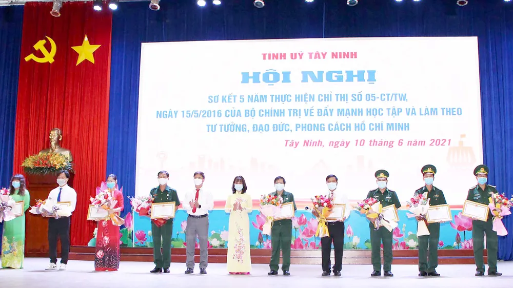 Tỉnh ủy Tây Ninh khen thưởng tập thể, cá nhân có thành tích xuất sắc trong học tập và làm theo tư tuởng, đạo đức, phong cách Hồ Chí Minh giai đoạn 2016-2021 