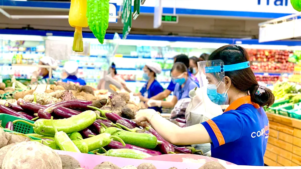 Nhân viên Saigon Co.op chọn thực phẩm cho khách hàng