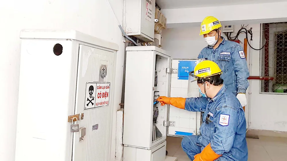 Công nhân EVNHCMC kiểm tra hệ thống điện, phục vụ người dân trong thời gian giãn cách xã hội