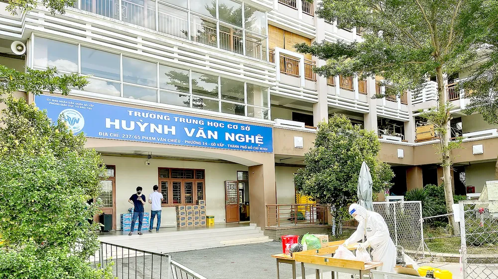Trường THCS Huỳnh Văn Nghệ (quận Gò Vấp) được trưng dụng làm khu cách ly tập trung. Ảnh: HOÀNG HÙNG