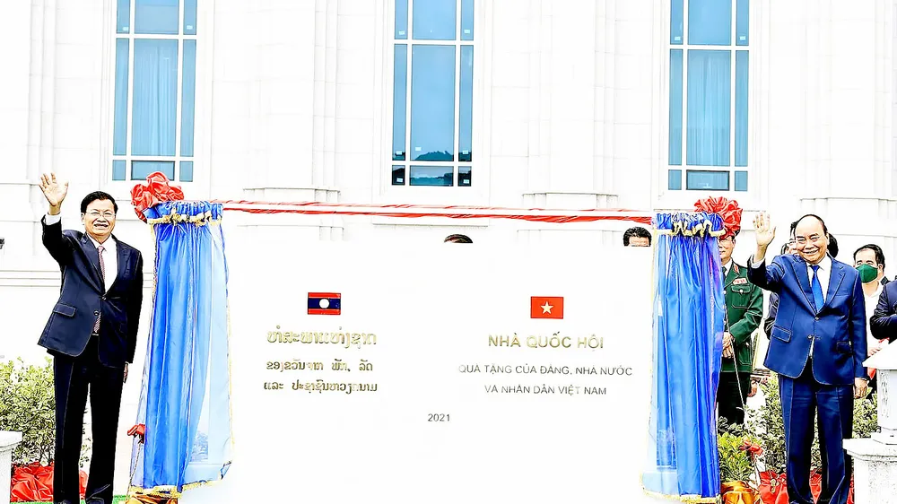 Chủ tịch nước Nguyễn Xuân Phúc và Tổng Bí thư, Chủ tịch nước Lào Thongloun Sisoulith dự lễ bàn giao, trao tặng Nhà Quốc hội Lào. Ảnh: TTXVN