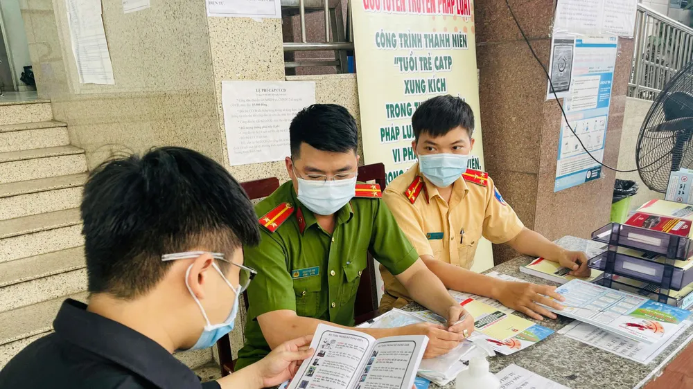 Công an TPHCM tuyên truyền để người dân nâng cao cảnh giác trước các loại tội phạm. Ảnh: CA