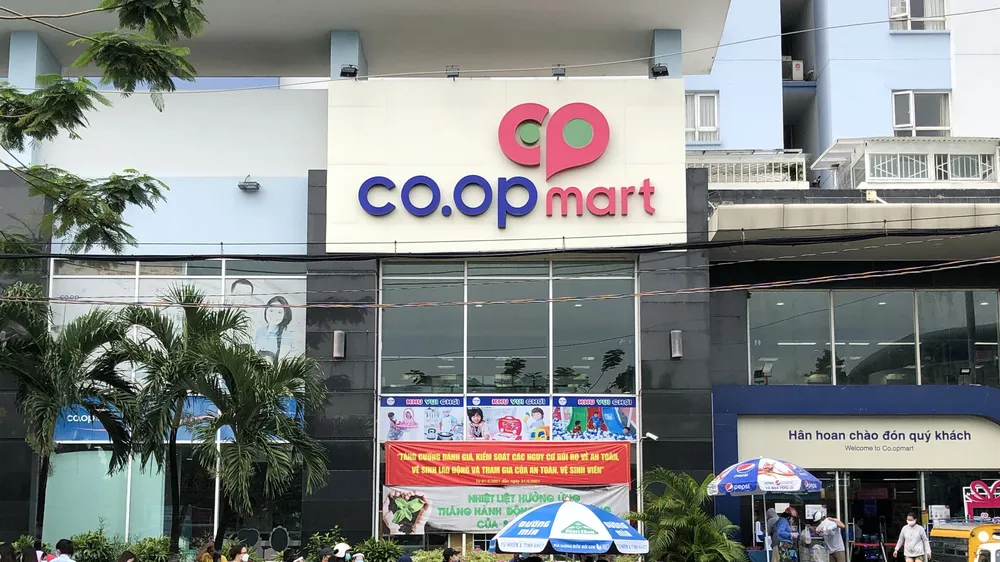 Người dân xếp hàng mua thực phẩm tại siêu thị Co.opmart đường Chu Văn An, quận Bình Thạnh