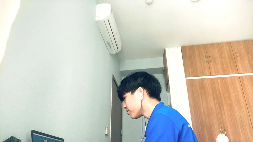 Bạn trẻ chia sẻ hình ảnh làm việc tại nhà lên mạng xã hội. Ảnh: PHÁT PHẠM