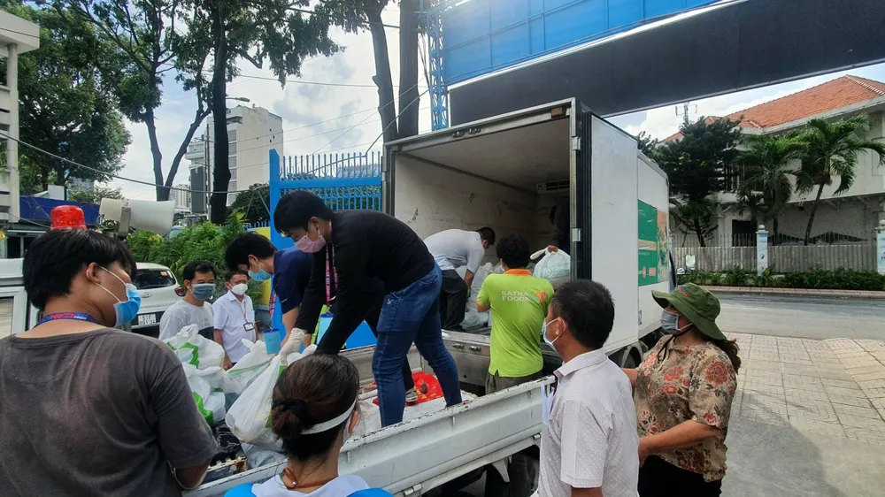 Phần quà hỗ trợ cho người dân thông qua Ủy ban MTTQ Việt Nam quận 1 và quận 3.