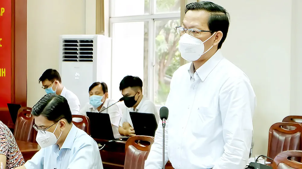 Chủ tịch UBND TPHCM Phan Văn Mãi phát biểu tại buổi làm việc với lãnh đạo quận 7. Ảnh: THU HƯỜNG