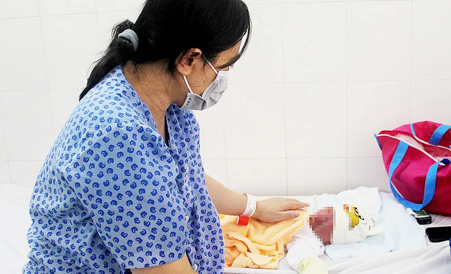Cháu bé vừa chào đời đã mồ côi