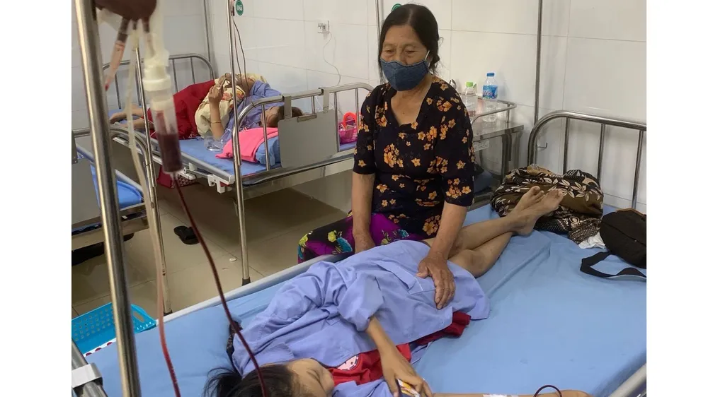 Bà Trần Thị Trúc chăm cháu Trần Thị Lan Hương đang điều trị, truyền máu tại Trung tâm Huyết học và Truyền máu (Bệnh viện đa khoa Thanh Hóa) 
