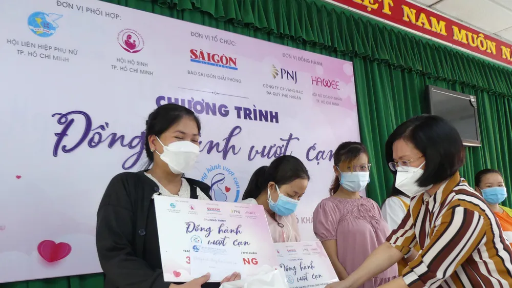 Đại diện chương trình “Đồng hành vượt cạn” tặng quà các thai phụ tại huyện Củ Chi