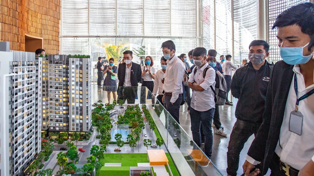 Người mua nhà và khách hàng đầu tư xem nhà mẫu của những dự án mới. Ảnh: HOÀNG HÙNG