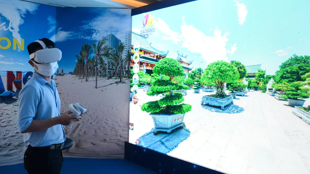 Một khách hàng trải nghiệm du lịch ảo chùa Linh Ứng (bán đảo Sơn Trà, Đà Nẵng). Ảnh: XUÂN QUỲNH