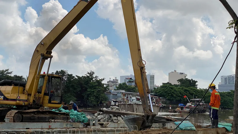 Thi công nâng cấp, cải tạo bờ kênh Tẻ, quận 7. Ảnh: CAO THĂNG