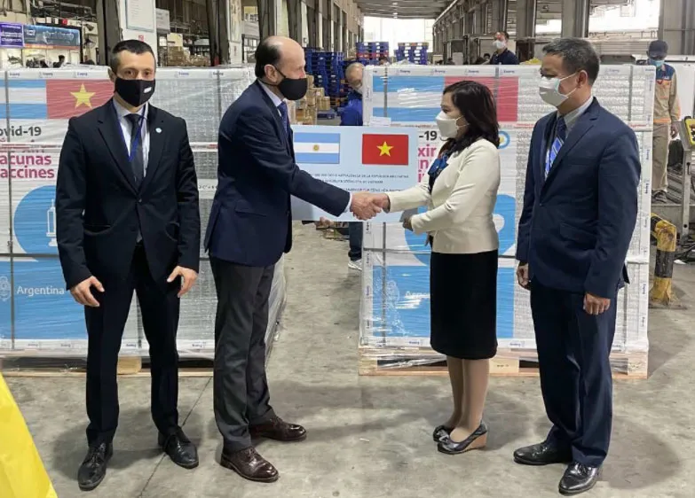 Buổi lễ tiếp nhận 500.000 vaccine do Chính phủ Argentina trao tặng. Nguồn: VGP
