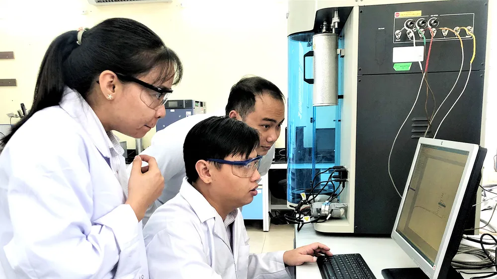 Cán bộ nghiên cứu đang làm việc tại Trung tâm Nghiên cứu Vật liệu cấu trúc Nano và phân tử (INOMAR) của ĐH Quốc gia TPHCM