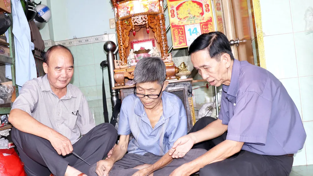 Ông Nguyễn Văn Sướng (trái) luôn có nhiều cách làm hay chăm lo đồng đội và người dân. Ảnh: THÁI PHƯƠNG