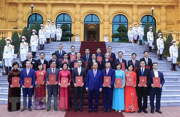 Chủ tịch nước Nguyễn Xuân Phúc với các đại sứ, trưởng cơ quan đại diện Việt Nam tại nước ngoài mới được phong hàm. Ảnh: TTXVN
