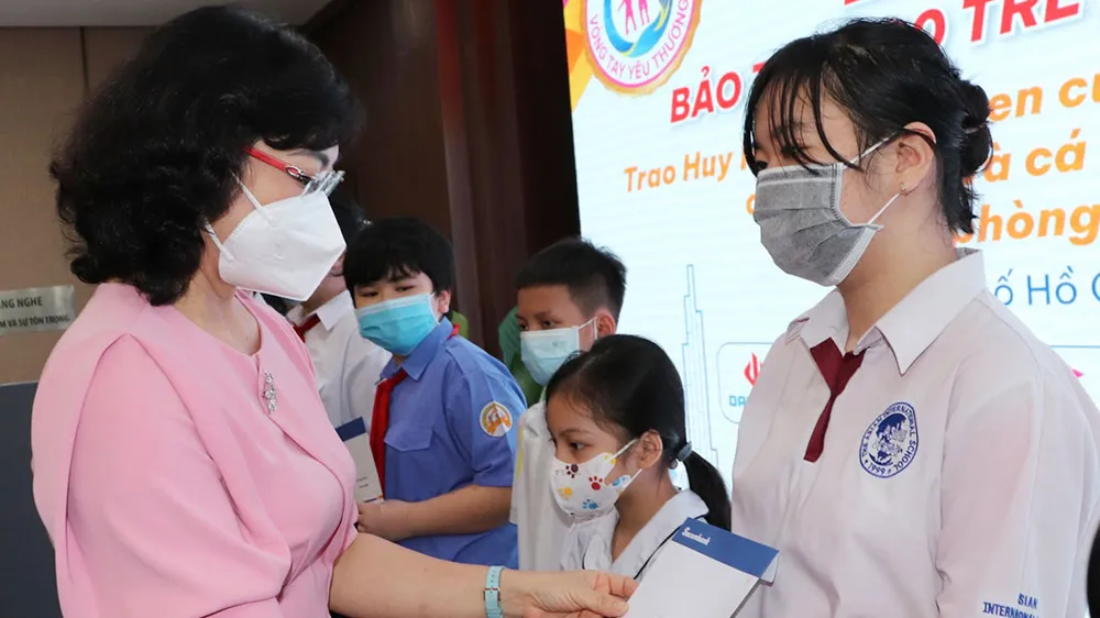Phó Chủ tịch UBND TPHCM Phan Thị Thắng trao quà bảo trợ cho trẻ mồ côi do dịch Covid-19