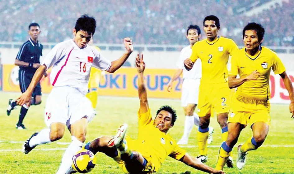 Việt Nam (trái) từng đánh bại Thái Lan ở chung kết AFF Cup 2008 để giành ngôi vô địch. Ảnh: DŨNG PHƯƠNG