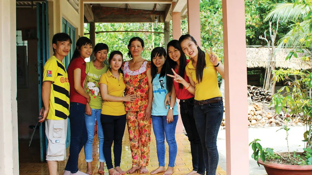 Nhiều bạn trẻ đăng hình sum vầy trên mạng xã hội, nhắc nhau về nhà ngày tết
