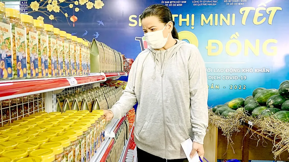 Người dân mua sắm đồ tết tại siêu thị mini 0 đồng