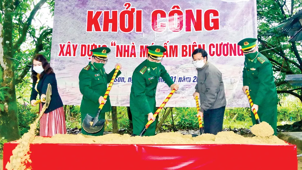 Khởi công xây dựng nhà “Mái ấm biên cương” giúp mẹ con chị Hồ Thị Bích Tủ trú
