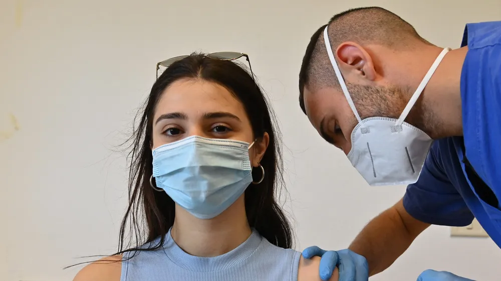 Quốc gia châu Âu đầu tiên áp đặt tiêm chủng bắt buộc
