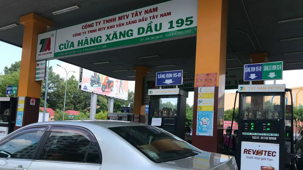 Ngày 18-2, một số cửa hàng xăng dầu chỉ bán theo hạn mức. Ảnh: QUỐC HÙNG