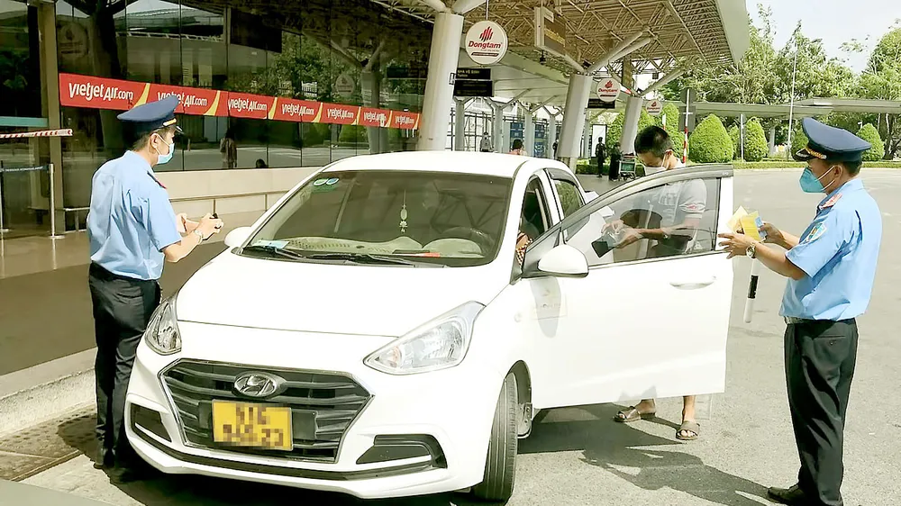 Thanh tra giao thông TPHCM xử lý một ô tô vi phạm giao thông trong sân bay Tân Sơn Nhất