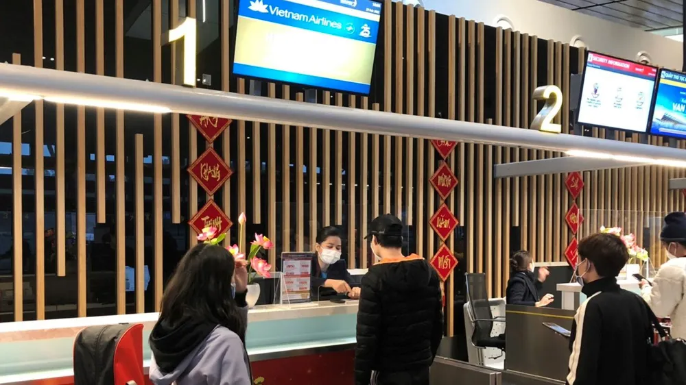 Hành khách làm thủ tục check-in tại sân bay quốc tế Vân Đồn