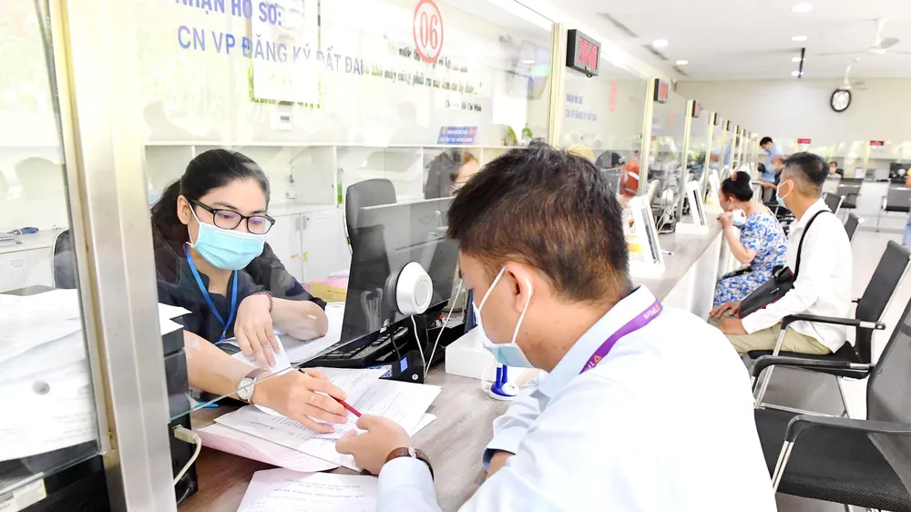 Cán bộ, công chức quận 12, TPHCM phục vụ người dân làm thủ tục hành chính. Ảnh: VIỆT DŨNG