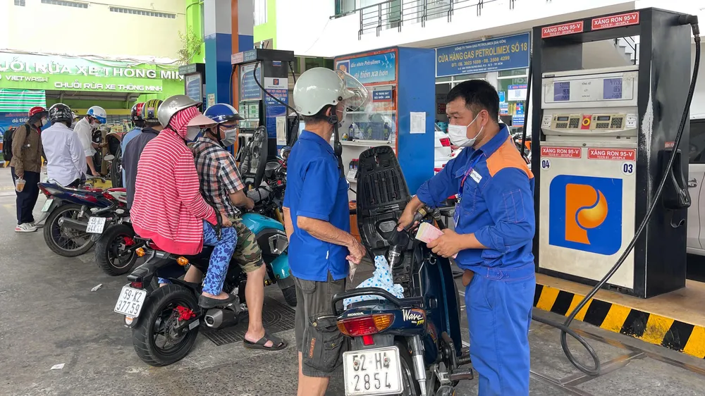 Nhiều người đổ xăng tại cây xăng Petrolimex (đường Trần Hưng Đạo, quận 5, TPHCM). Ảnh: HOÀNG HÙNG