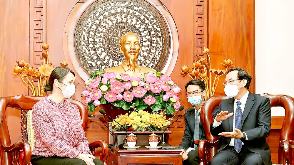 Bí thư Thành ủy TPHCM Nguyễn Văn Nên tiếp Tổng lãnh sự Pháp Emmanuelle Pavillon-Grosser. Ảnh: VIỆT DŨNG