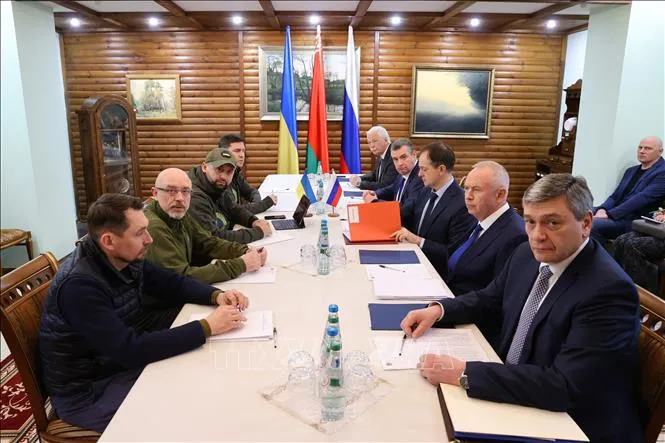 Phái đoàn Ukraine (trái) và Nga tại cuộc đàm phán ở vùng Brest, Belarus ngày 7-3-2022. Nguồn: TTXVN