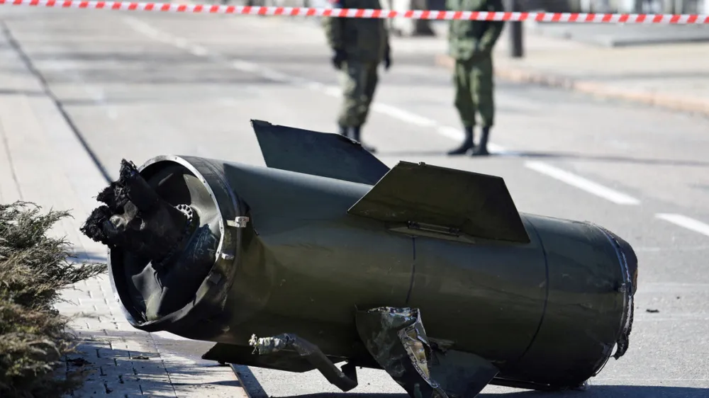 Mảnh tên lửa đạn đạo trên đường phố Donetsk hôm 14-3. Ảnh: REUTERS 