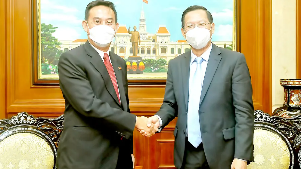 Chủ tịch UBND TPHCM Phan Văn Mãi tiếp tân Tổng Lãnh sự Indonesia tại TPHCM Agustaviano Sofjan. Ảnh: CAO THĂNG