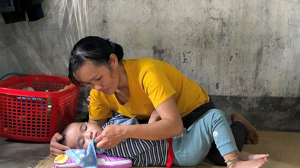  Hiện cháu Anh đang chữa trị tại Bệnh viện Trung ương Huế, nhưng đến nay bệnh tình không thuyên giảm