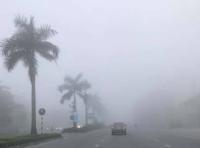Bắc bộ mưa dông, tầm nhìn hạn chế vào sáng sớm khi sương mù bao phủ 