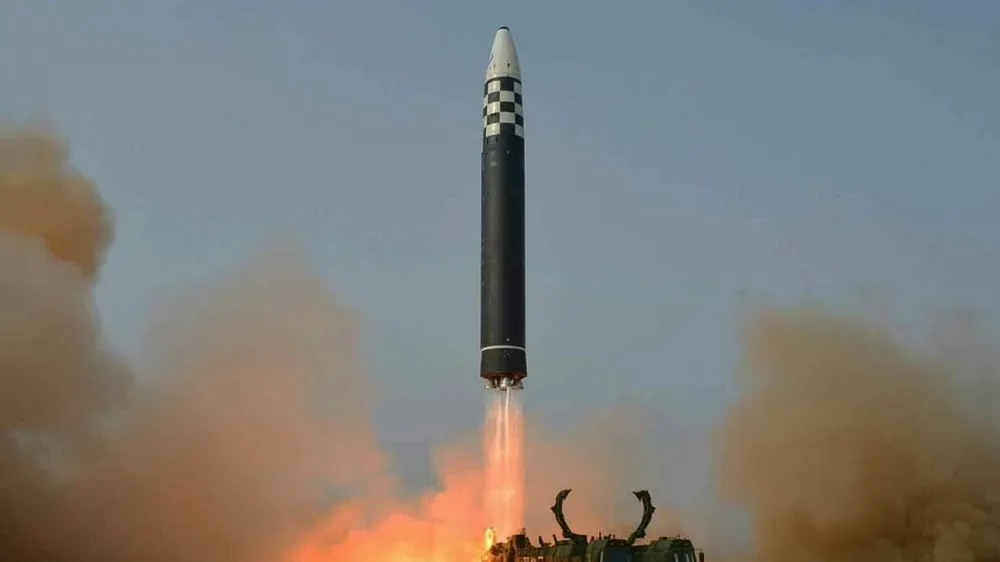Tên lửa Hwangsong-17 khai hỏa từ bệ phóng di động ngày 24-3. Ảnh: RODONG SINMUN