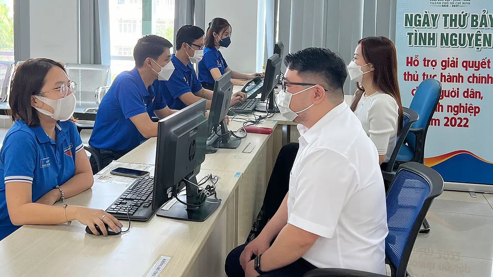 Đoàn viên, thanh niên Cục Thuế TPHCM hướng dẫn thủ tục hành chính cho người dân và doanh nghiệp