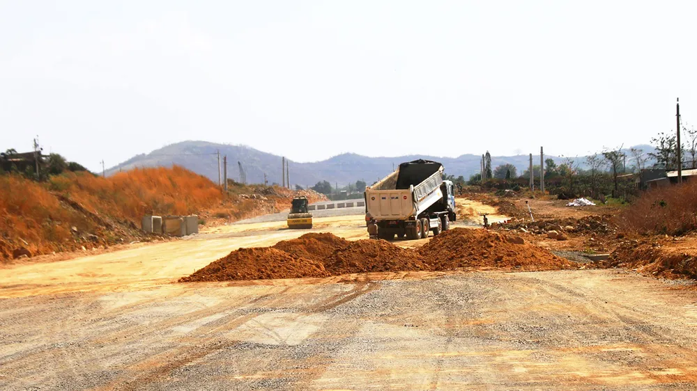 Thi công đường cao tốc Bắc - Nam đoạn qua tỉnh Bình Thuận đang gặp khó vì thiếu vật liệu đất đắp nền