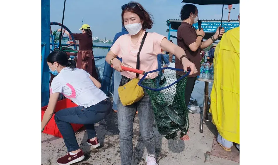 Người dân TPHCM tham gia phóng sinh trên sông Sài Gòn. Ảnh: HƯƠNG PHẠM