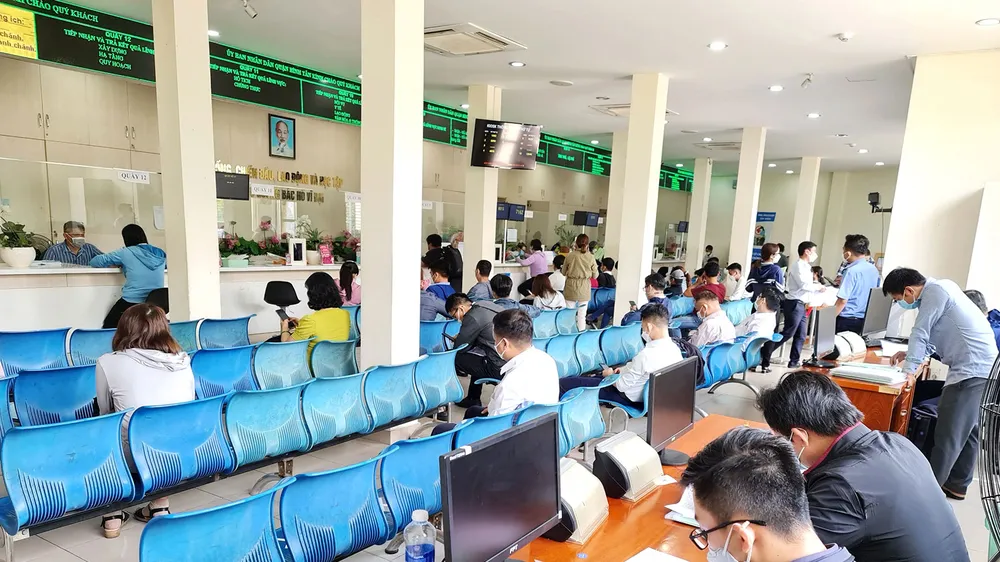 Người dân đi làm thủ tục tại quận Bình Tân